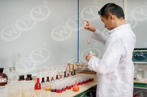 技術(shù)人員進(jìn)行礦樣化驗