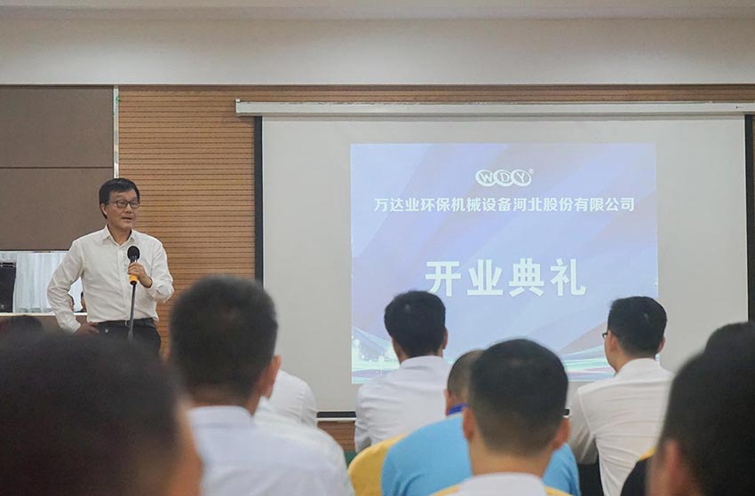 隨后原河南洛陽(yáng)耐火研究院院長(cháng)周寧生致辭。